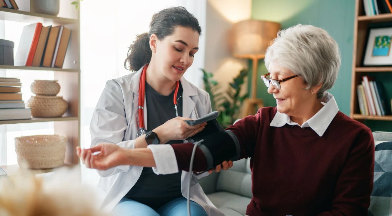 Persona mayor tomando notas sobre su salud cardiovascular con calma